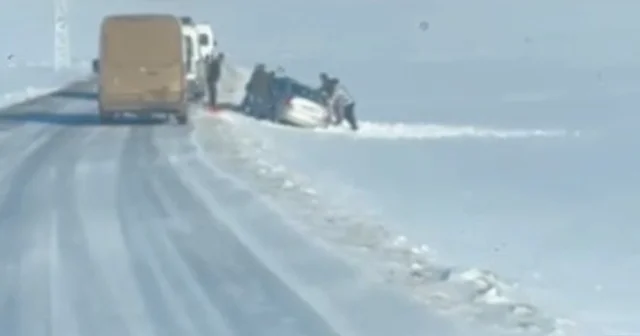 Arpaçay da yoldan çıkan aracı köylüler el birliğiyle kurtardı Kars Haberleri