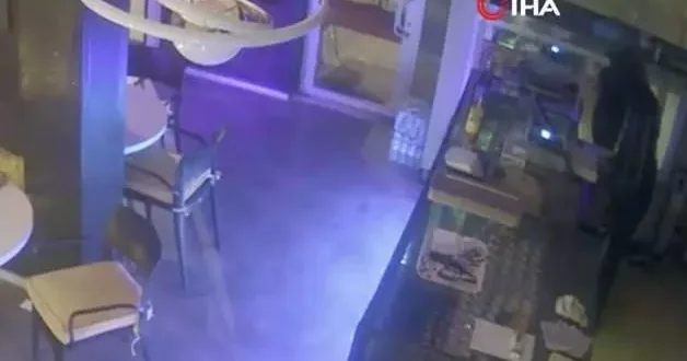 Hırsızlığın da böylesi Hem paraları çaldı hem de ısındı, yemek yedi ve televizyon izledi...