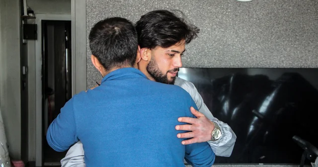 İnşaat işçisi, yangından bebeğiyle kurtardığı babayla bir araya geldi: Olsa yine yaparım Adana Haberleri