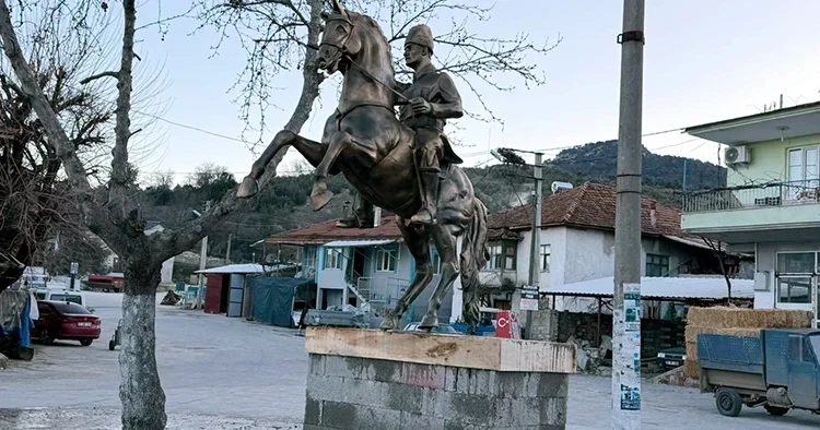 Bağışlarla yapıldı: Köy meydanına Atatürk heykeli dikildi