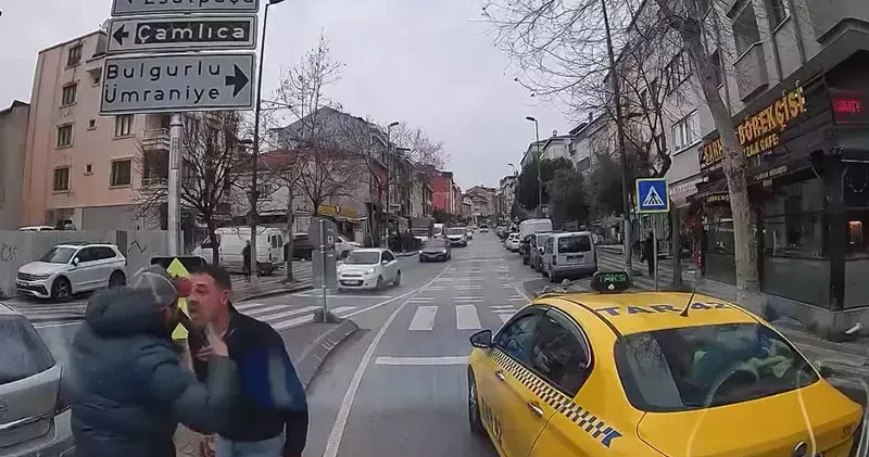 Üsküdar’da yol verme kavgası kamerada