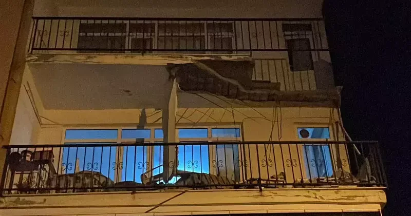 Üsküdar’da balkonu çöken 4 katlı bina tahliye edildi