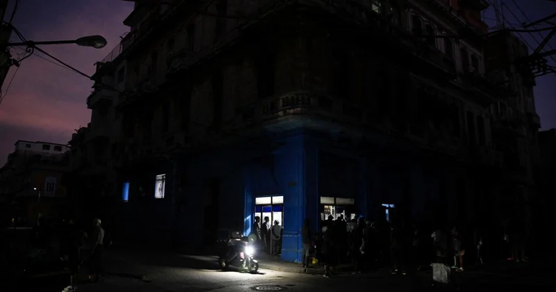 Küba da enerji santralindeki arıza nedeniyle milyonlarca kişi elektriksiz kaldı