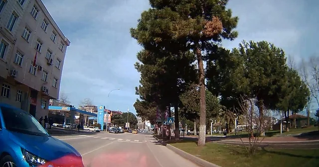 Ordu da iki otomobilin kafa kafaya çarpışmasına ramak kaldı Ordu Haberleri