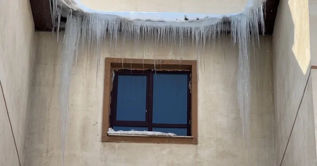 Yüksekova da dondurucu soğuklar: Buz sarkıtlarının boyu 1 metreyi aştı Hakkari Haberleri