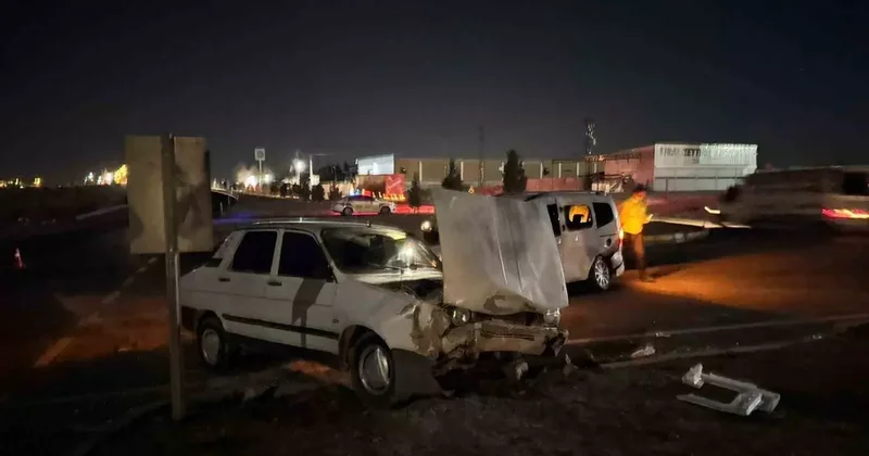 Şanlıurfa’da hafif ticari araç ile otomobil çarpıştı: 5 yaralı