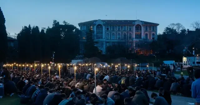 Boğaziçi Üniversitesinde binlerce kişinin katıldığı geleneksel Ramazan iftarı düzenlendi VİDEO İZLE