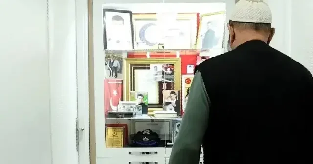 Şehit Mustafa Yıldırım ın babası Hulusi Yıldırım oğlunun koleksiyonuna gözü gibi bakıyor VİDEO İZLE