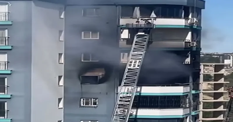 Adana da panik anları! Kahraman işçi 13 üncü katta mahsur kalan baba kızı kurtardı