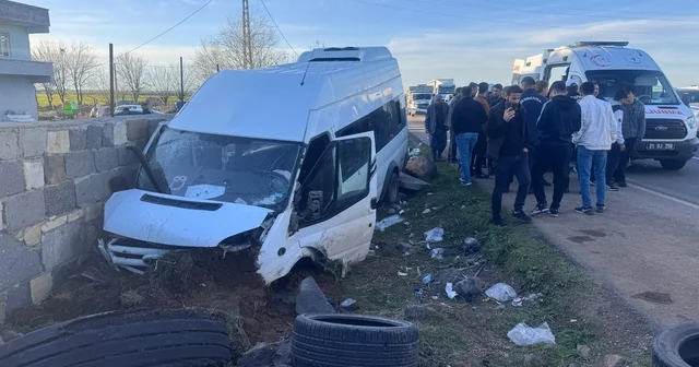 Diyarbakır da işçileri taşıyan minibüs, bahçe duvarına çarptı: 10 yaralı Diyarbakır Haberleri