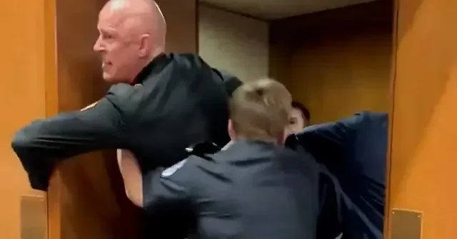 ABD polisinden insanlık dışı muamele: İsrail’i protesto ettiği için kolu kırılarak salondan çıkarıldı VİDEO İZLE