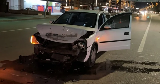 Kırmızı ışıkta bekleyen otomobile arkadan çarptı: 1 yaralı Aksaray Haberleri
