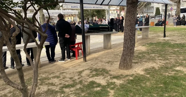 Bursa daki silahlı saldırıda ölen güzellik uzmanı kadın toprağa verildi Bursa Haberleri
