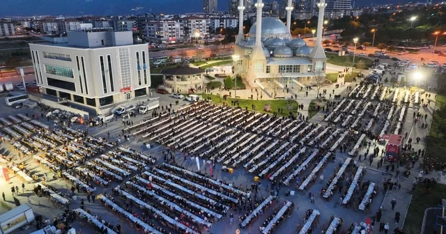 Binlerce kişi Merkezefendi Belediyesinin gönül sofrasında buluştu Karahasanlı Mahallesi nde 7 bin kişilik iftar Denizli Haberleri