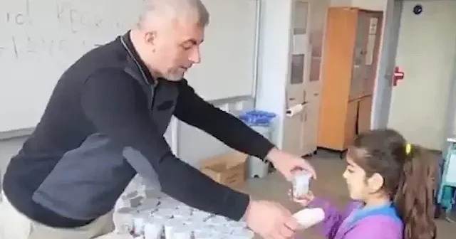 Bursa da öğretmen tekne orucu tutan öğrencilerine yemek dağıttı VİDEO İZLE