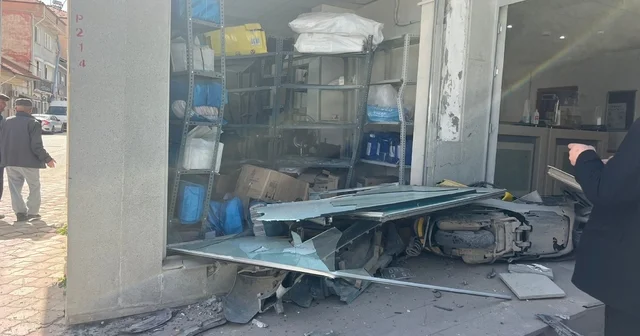 Direksiyon başında kalp krizi geçirerek hayatını kaybetti Sürücüsü kalp krizi geçirince kontrolden çıkan kamyonet, 2 araç ve PTT şubesine çarptı Burdur Haberleri