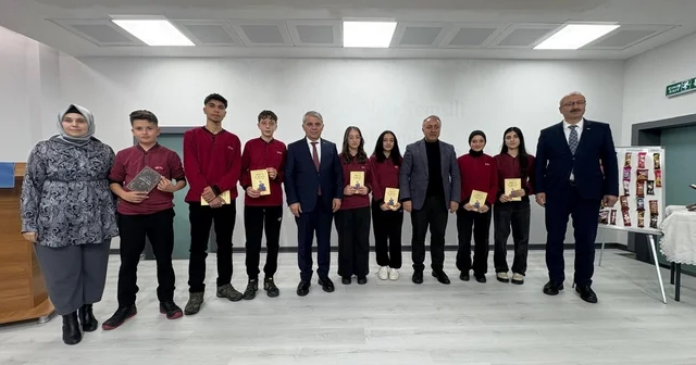 Erzurum Cumhuriyet Anadolu Lisesi kütüphanesine 182 kitap kazandırıldı Erzurum Haberleri