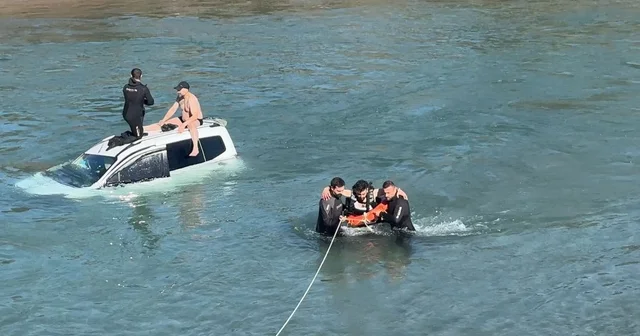 Hafif ticari araç, köprüden baraj gölüne düştü; sürücü kurtarıldı Tunceli Haberleri