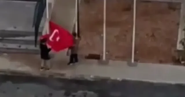 Elazığ da iki küçük kalpten Türk bayrağına büyük vefa VİDEO İZLE