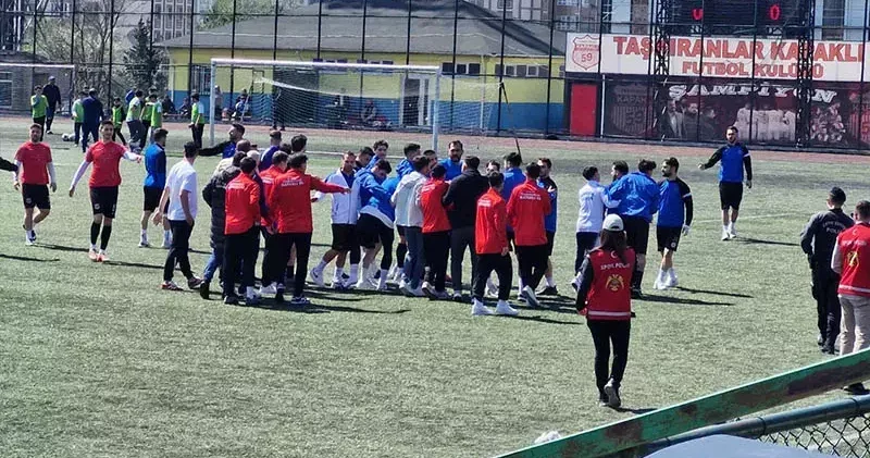 Süper Amatör Lig maçında ev sahibi futbolcular ile deplasman taraftarları arasında gerginlik