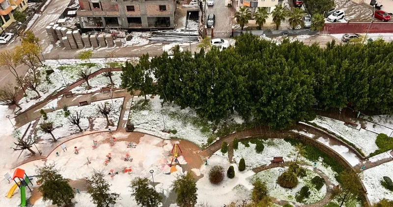 Adana da sağanak ve dolu hayatı olumsuz etkiledi: Araçlar zarar gördü Gündem Haberleri