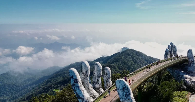 İki devasa elin taşıdığı sıra dışı köprü Sözcü Gazetesi