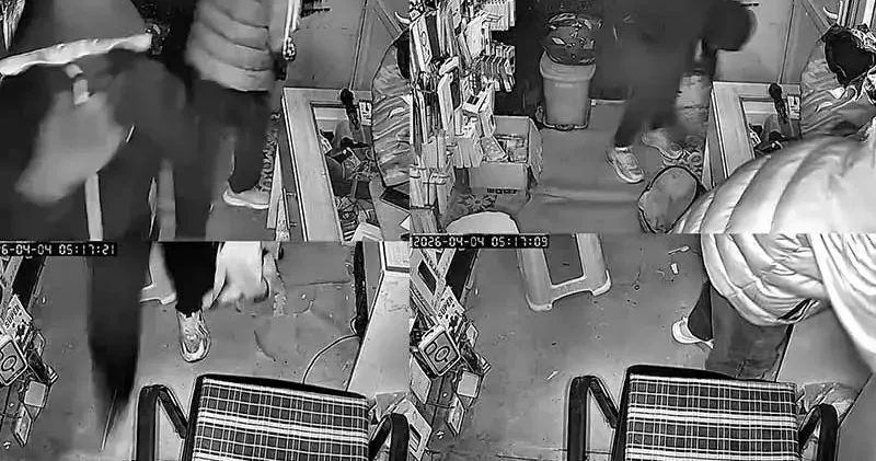 Yüzlerini kapüşonla gizleyip, 150 bin liralık telefon ve aksesuar çaldılar