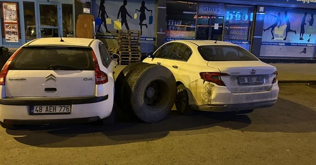 Kars ta seyir halindeki kamyonun tekeri koptu: Park halindeki araçlar zarar gördü Kars Haberleri