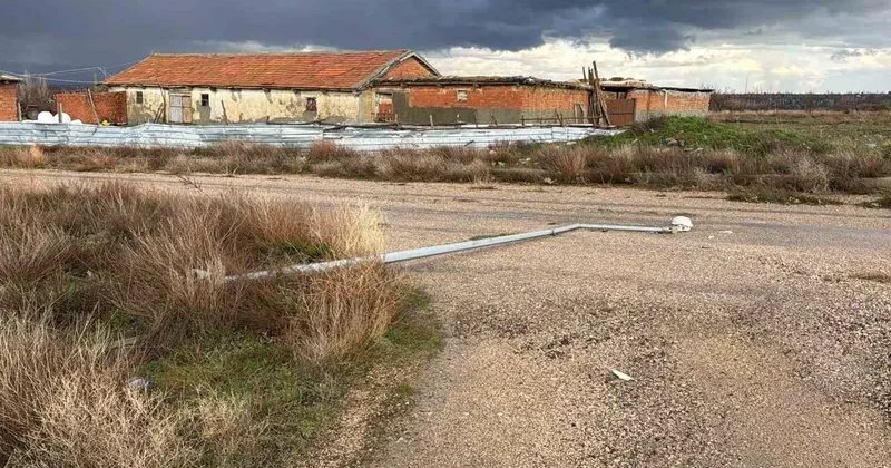 Aydınlatma direği yol ortasına devrildi, faciadan dönüldü