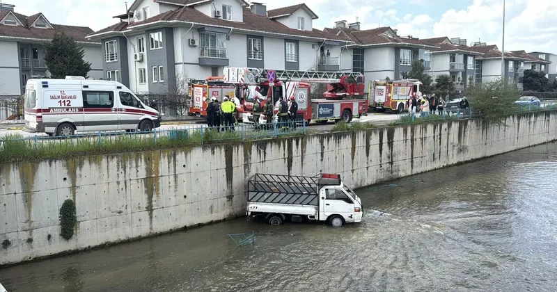 Kocaeli de dereye düşen kamyonetin sürücüsü hayatını kaybetti