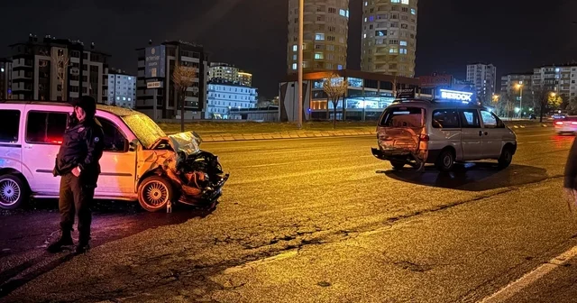 Hafif ticari araç arıza yapan minibüse arkadan çarptı: 1 i bebek 5 kişi yaralandı. Kayseri Haberleri