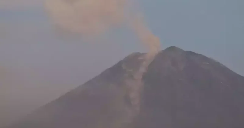 Endonezya daki Semeru Yanardağı nda 4 patlama