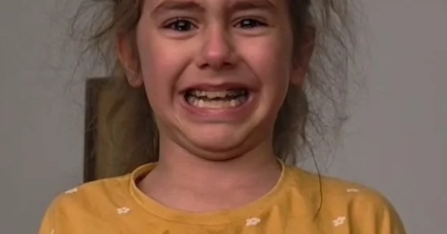 Düzce de küçük kız İstiklal Marşı nı hem okudu hem ağladı Düzce Haberleri