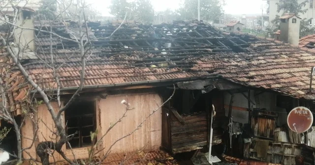 Isparta da iki katlı ev alevlere teslim oldu Isparta Haberleri