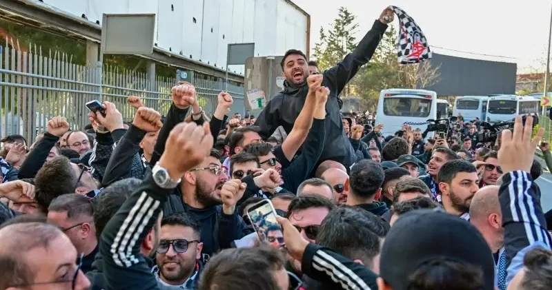 Beşiktaş taraftarı Kadıköy de Futbol Haberleri