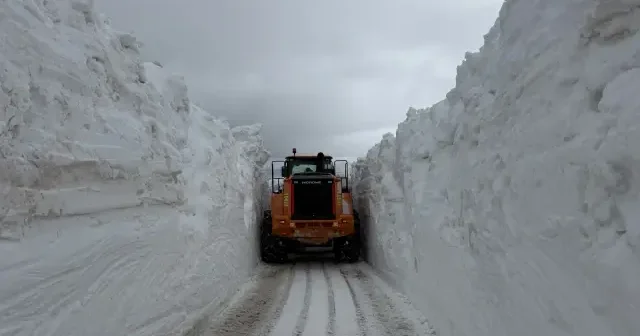 Erzincan’da 4 metreyi aşan karla mücadele VİDEO İZLE