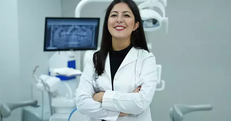 ‘Kontrolsüz kullanılan beyazlatıcılar ağız sağlığında kalıcı tahribata yol açıyor’