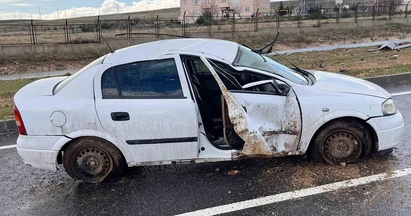 Otomobil yağmurun kayganlaştırdığı yolda takla attı