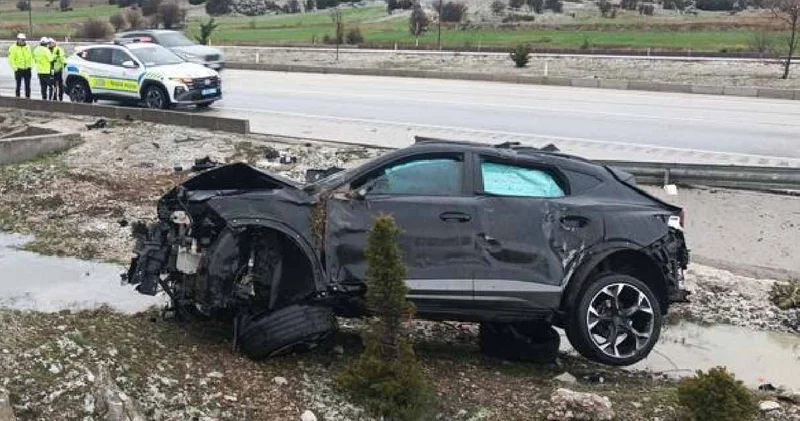 Yağmur kazayı beraberinde getirdi: Araç kontrolden çıktı takla attı