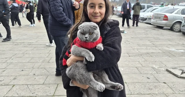 Küçük çocuk Eskişehirspor maçına kedisi ile geldi Siyah kırmızılı giydirilen sevimli kedi görenlerin ilgi odağı oldu Eskişehir Haberleri