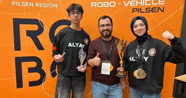 Meslek Lisesi nde üretip, Altay adını verdikleri otonom robotla dünya 2 ncisi oldular Bursa Haberleri