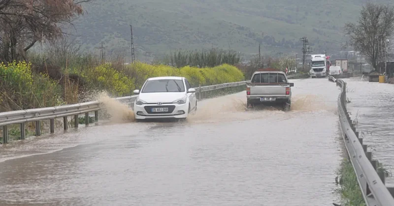 İzmir de sağanak sonrası yollar göle döndü! Araçlar mahsur kaldı