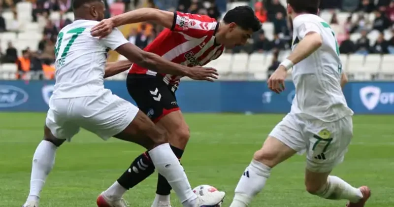 Play off hedefleyen takıma evinde darbe! 4 gollü maçı kazanıp zirveden kopmadılar