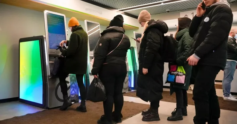 Ülkede banka sistemi çökünce hayat felç oldu! Bir bardak kahve bile alamadılar Sözcü Gazetesi