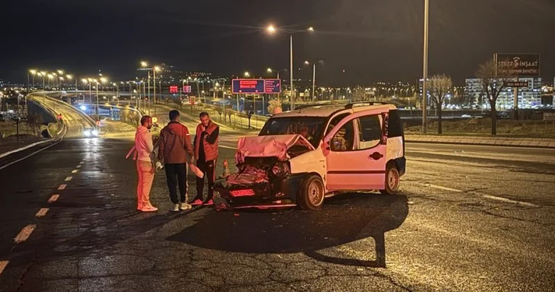 Arızalanan minibüse çarpan araçta 6 yaralı