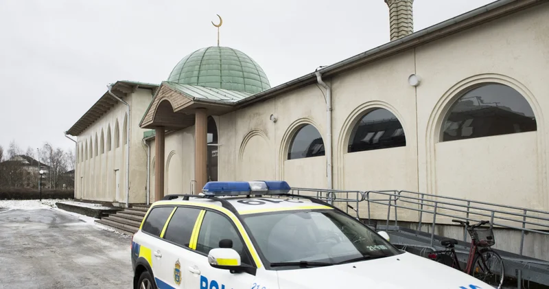 İsveç te bir camiye ırkçı saldırı düzenlendi: Duvarına gamalı haç çizildi Dış Haberler