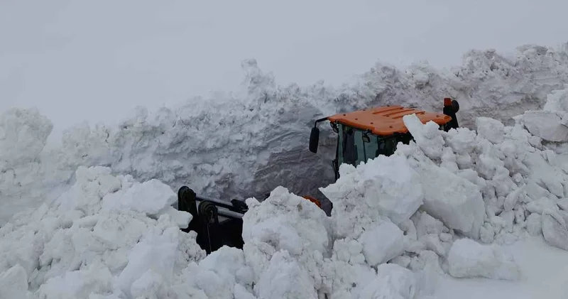 Şehirde kar kalınlığı 4 metreyi aştı: İş makineleri kara gömüldü