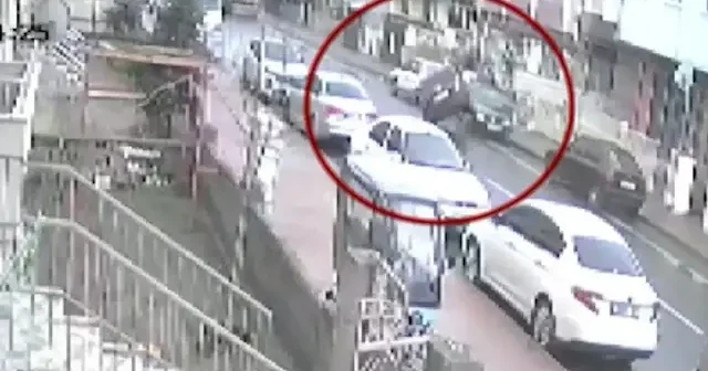 Kayseri’de kontrolden çıkan otomobil park halindeki araca çarpıp devrildi: 2 yaralı VİDEO İZLE