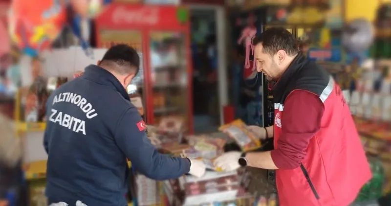 Marketten 4 kamyonet dolusu bozuk gıda çıktı