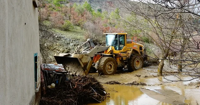 Kütahya da yapay gölet taştı, 1 ev ve ahırı su bastı Kütahya Haberleri